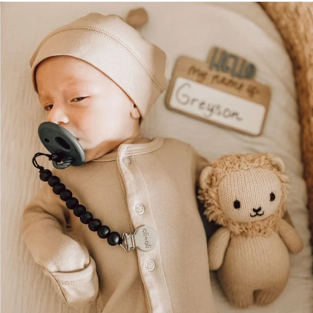 ali + oli Minimalist Black Pacifier Clip‎